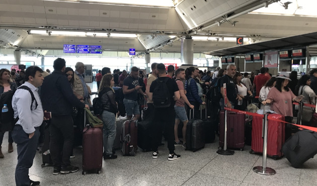 Atatürk Havalimanı'nda yolcu yoğunluğu...
