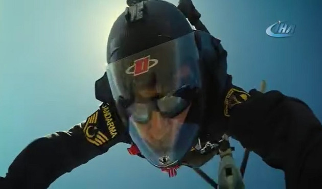 JÖAK paraşütçüleri göz doldurdu! / VİDEO