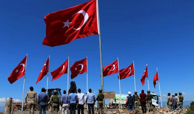9 şehit verilen tepeye, 9 Türk bayrağı!
