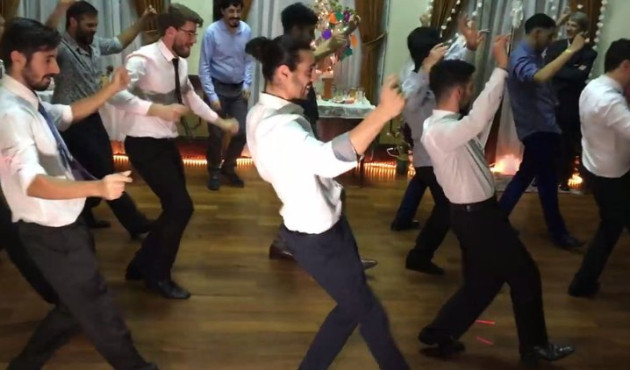 Uruguay'da düğünde Erik Dalı oynayan adamların videosu / İZLE