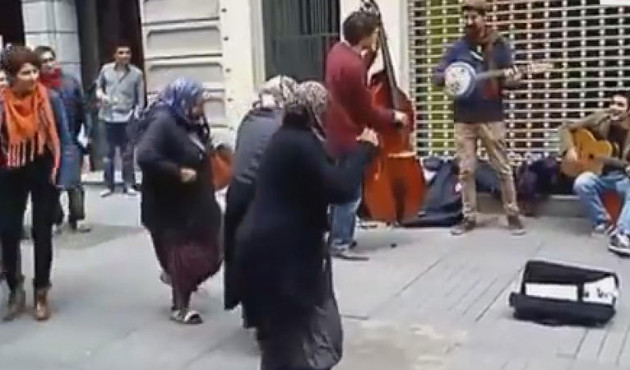 Taksim'de dans eden mendilci teyzelerin videosu
