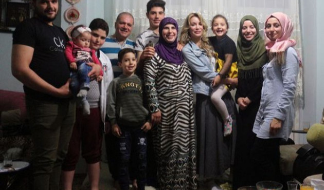 Gamze Özçelik, Suriyeli aileyle iftar yaptı!