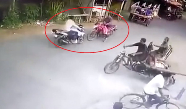 İki motosiklet kafa kafaya böyle çarpıştı!