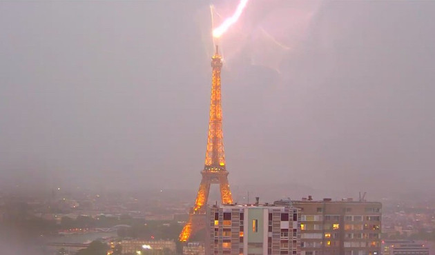 Eyfel Kulesi'ne düşen yıldırım Paris'i aydınlattı!