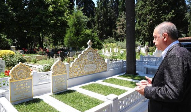 Erdoğan anne ve babasını mezarını ziyaret etti...