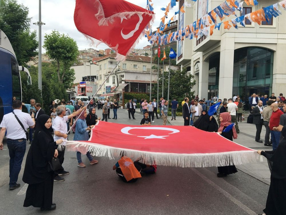 AK Parti İstanbul İl Başkanlığı önünde kutlamalar başladı! - Sayfa 3
