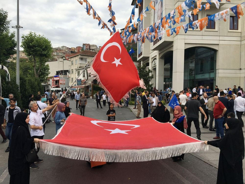 AK Parti İstanbul İl Başkanlığı önünde kutlamalar başladı! - Sayfa 2