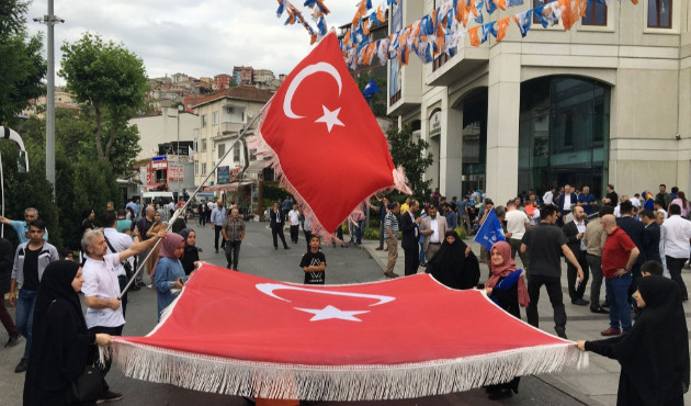 AK Parti İstanbul İl Başkanlığı önünde kutlamalar başladı!