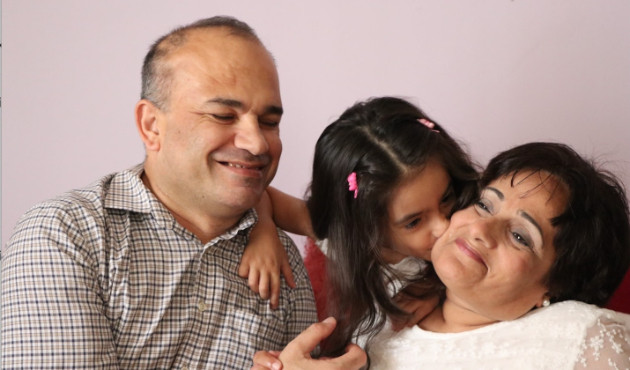 Minik Zeynep engelli ailesinin hayatına renk kattı...