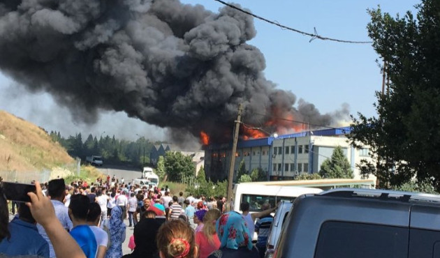 Hadımköy'de korkutan fabrika yangını!