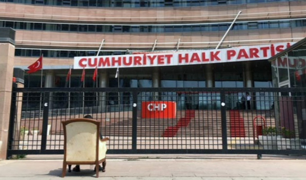 CHP'li üyeden koltuklu kurultay eylemi!