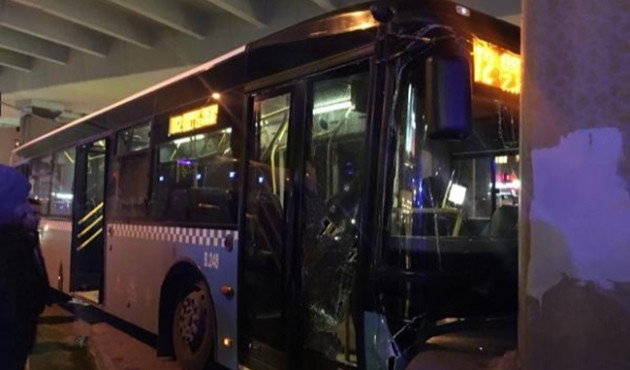 Mecidiyeköy'de Halk otobüsü böyle kaza yaptı...