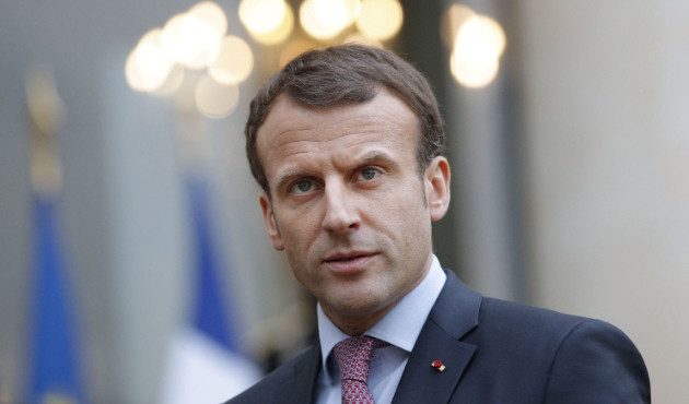 Macron'un çıplak erkeklerle pozu ülkeyi karıştırdı