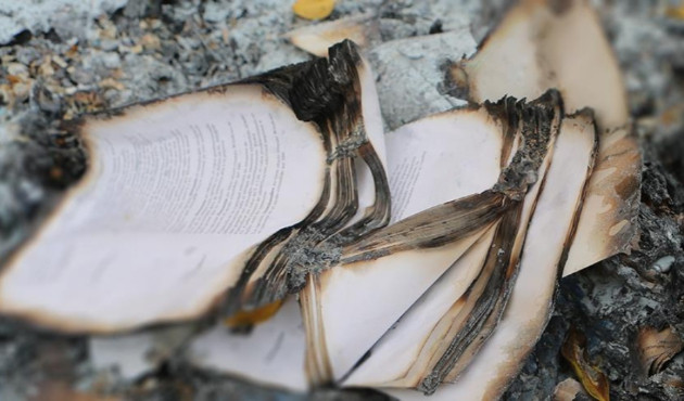 O ülkede FETÖ elebaşının kitaplarını yaktılar!