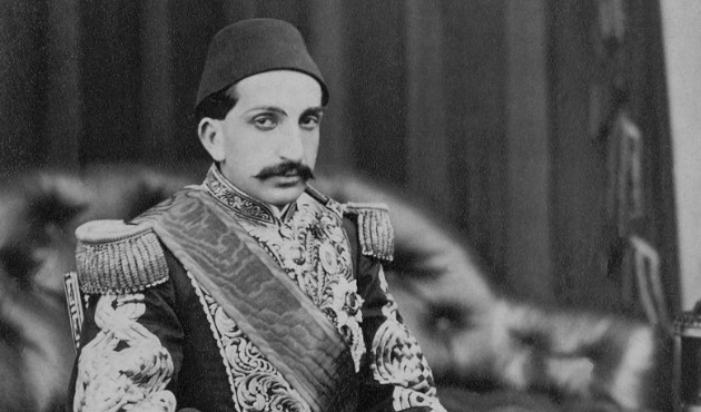 Yılmaz Özdil sahte Abdülhamid hatıratı okuyup; Sultan'a, Atatürk'ü övdürttü!