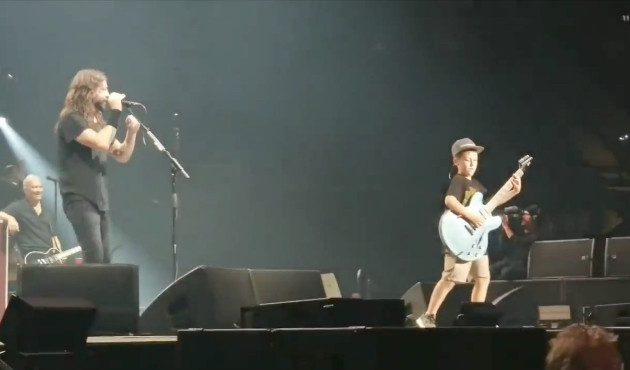 10 yaşındaki çocuk Foo Fighters konserinde gitar çaldı!