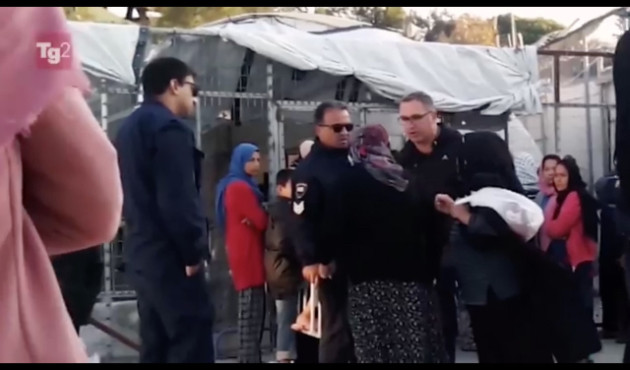 Yunan polis sığınmacı yaşlı kadına küfürler savurdu, bastonunu fırlattı!