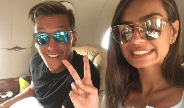 Amine Gülşe Mesut Özil'in Instagram'ına el attı!