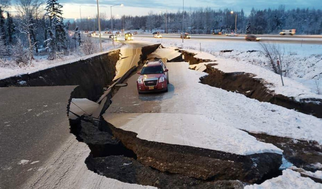 Alaska'da 7 şiddetinde deprem, yollar çöktü...