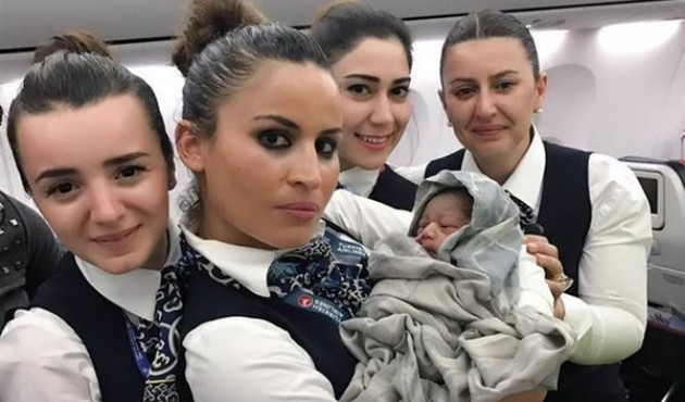 THY uçağında personelin bebek heyecanı!