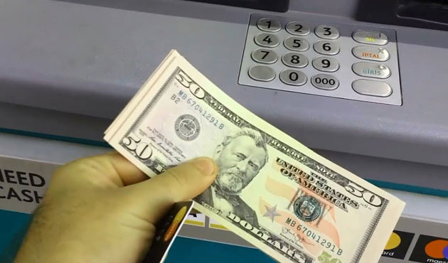 ATM'lerin açığını yakaladı  yüz binlerce dolar çekti