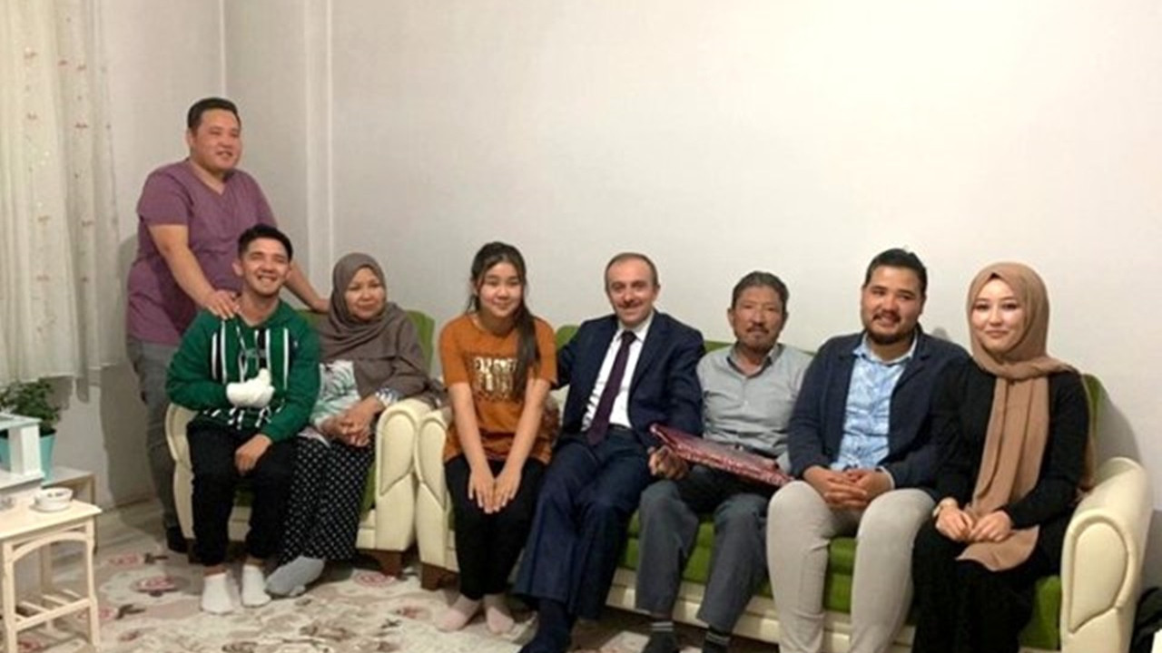 Bayburt'ta Vali Cüneyt Epcim, Afganlı aileyi ziyaret etti