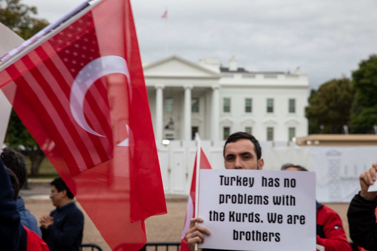 Türklerden Beyaz Saray önünde Barış Pınarı Harekatı'na destek gösterisi ile ilgili görsel sonucu