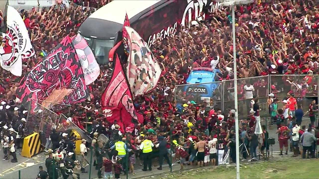 10 bin Flamengo taraftarı, takımı Peru'ya uğurladı!