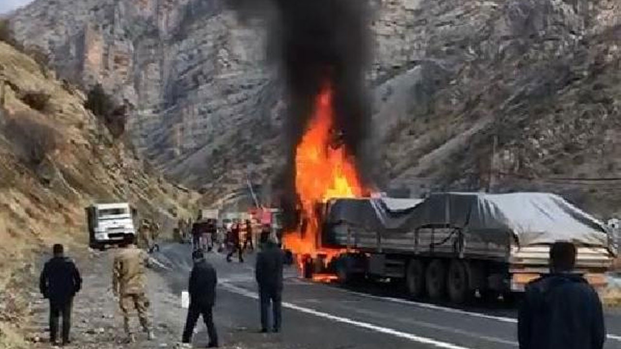 Hakkari'de yanan TIR'a askeri itfaiye aracı müdahale etti