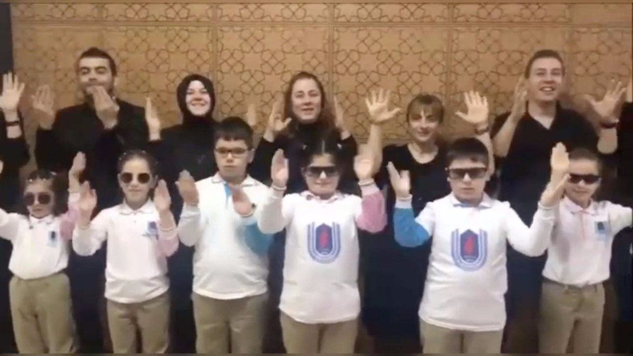 İlkokul öğrencilerinden işaret diliyle 'Engelliler Günü' mesajı!