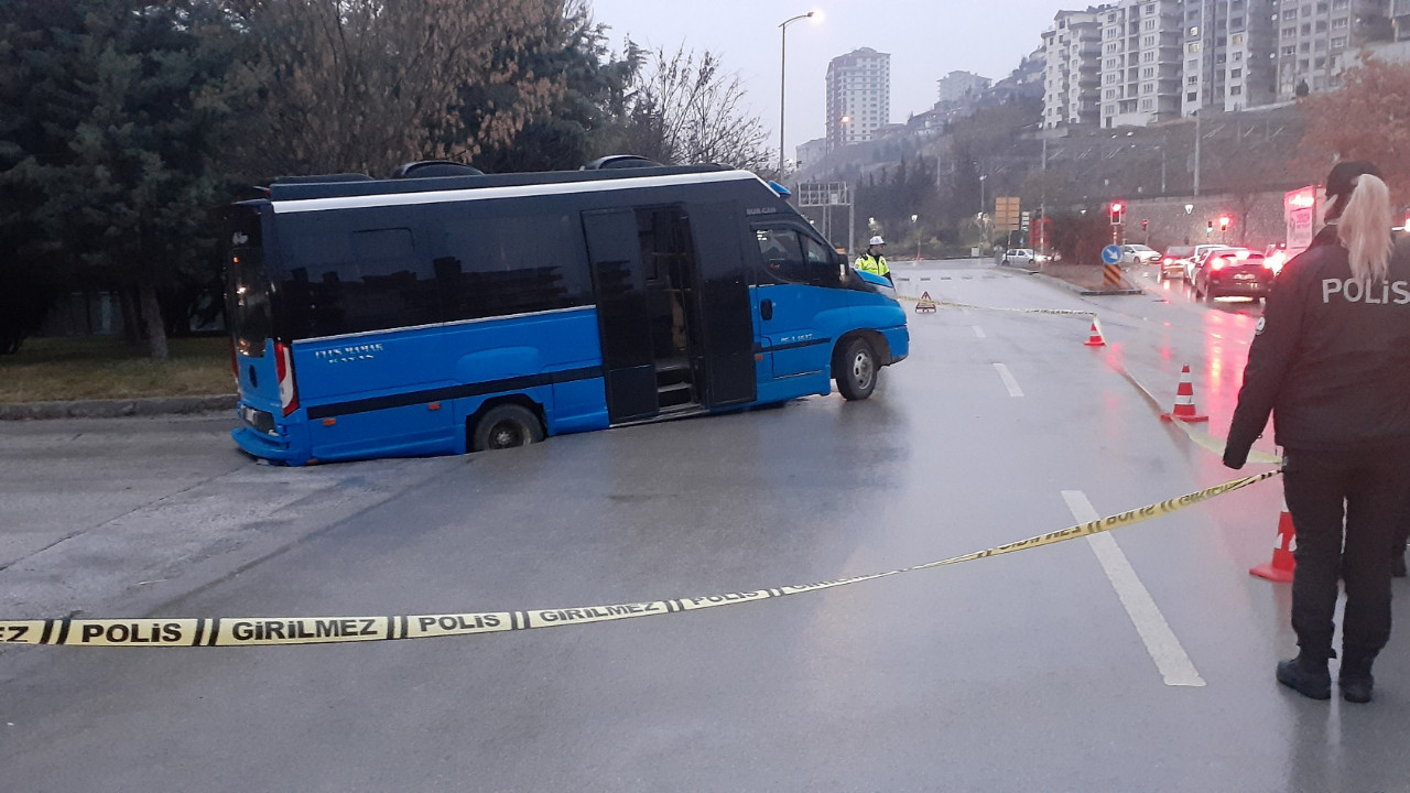 Ankara'da faciadan dönüldü! Yolcu dolu minibüs çukura düştü