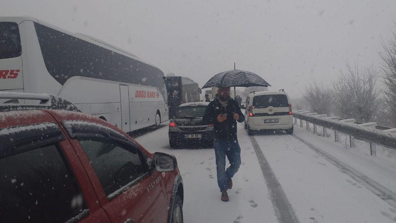 Bursa Ankara Karayolu kar nedeniyle ulaşıma kapandı!