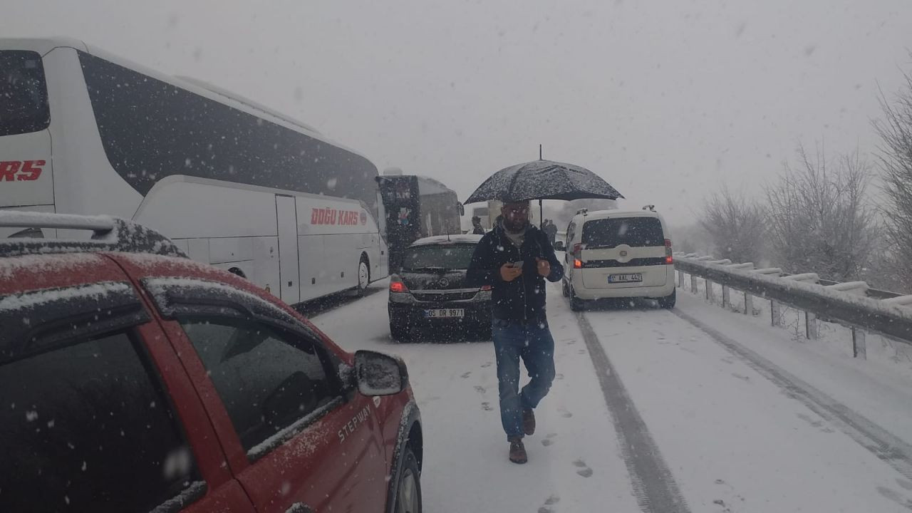Bursa Ankara Karayolu kar nedeniyle ulaşıma kapandı! - Sayfa 1