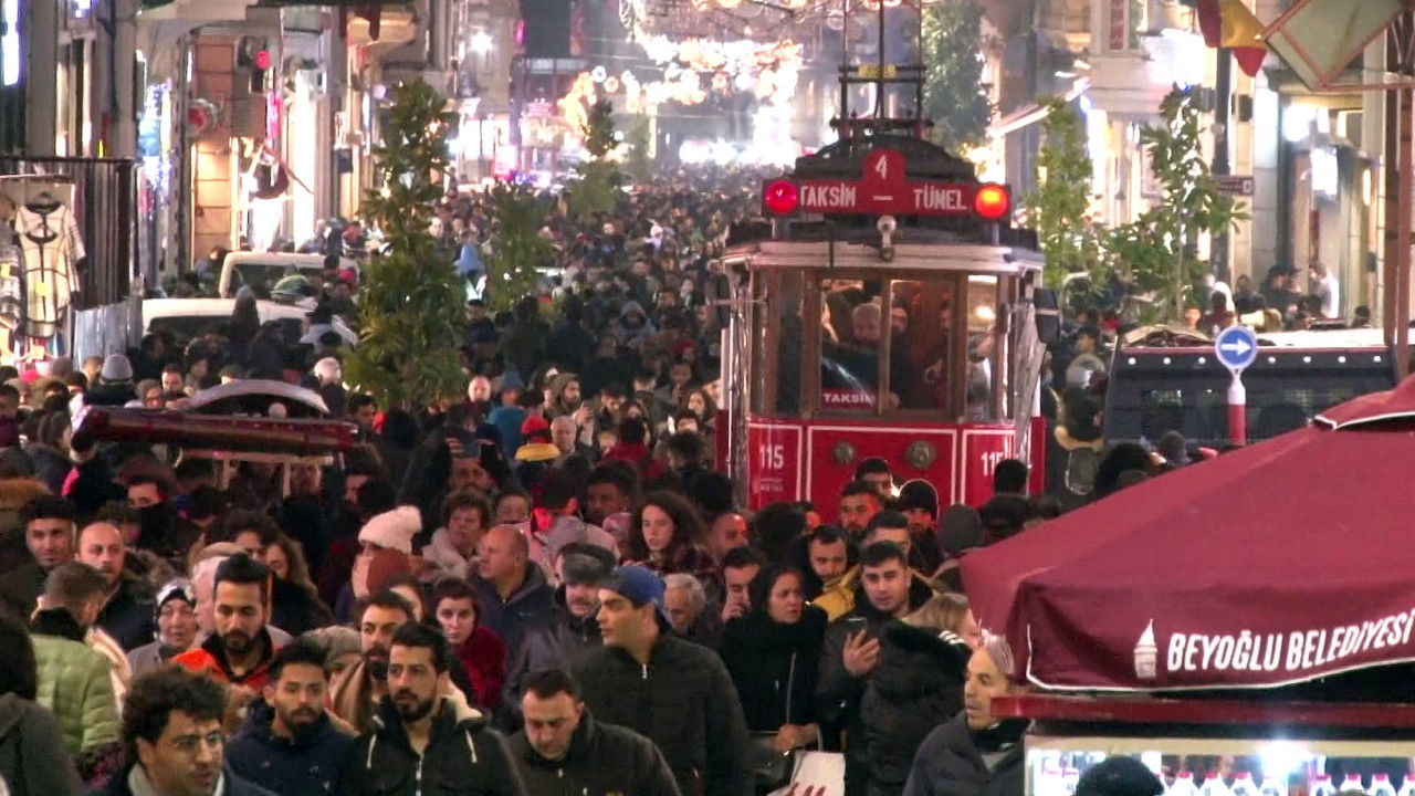 Taksim'de yeni yıl! Güven timleri kuş uçurtmuyor...