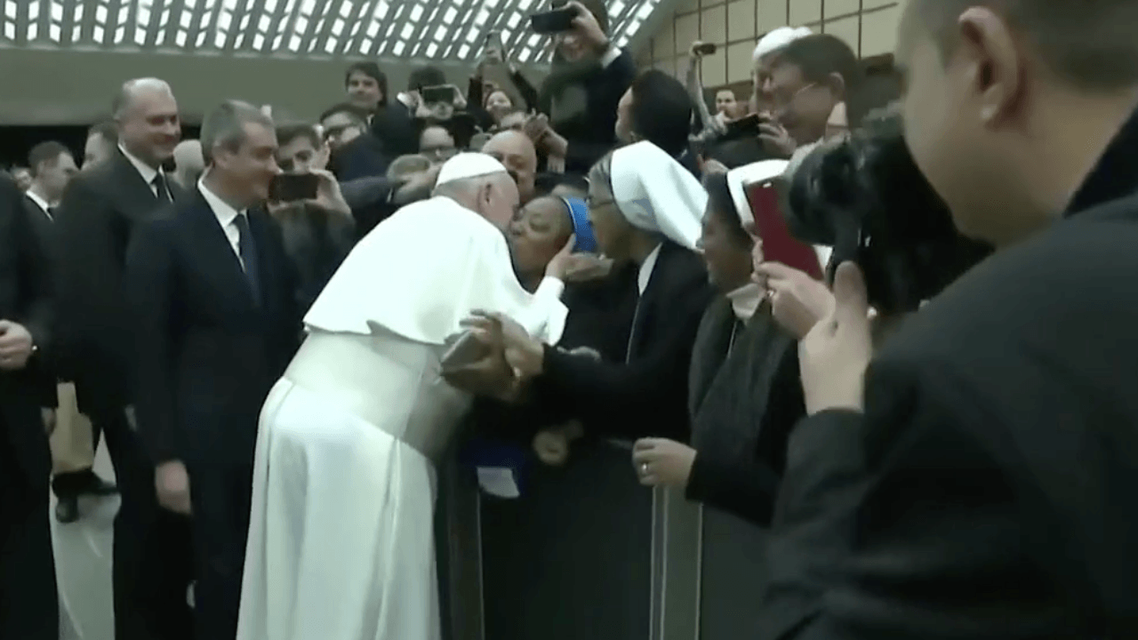 Papa Francis'ten rahibeye öpücük!