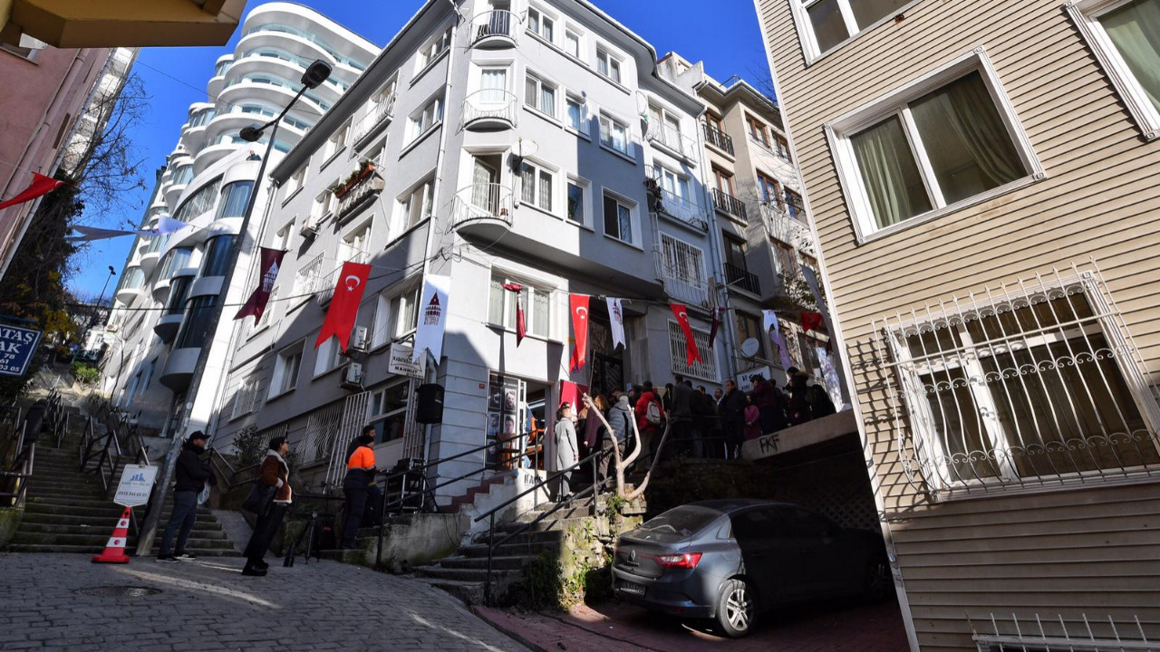 Ahmet Hamdi Tanpınar, Beyoğlu'nda yaşadığı evin önünde anıldı