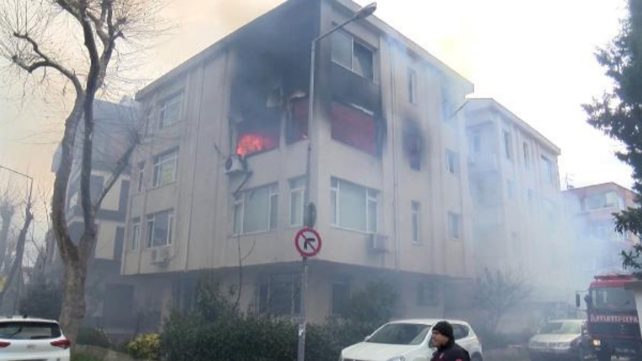 Bakırköy'de 3 katlı apartmanın 2. katında yangın!