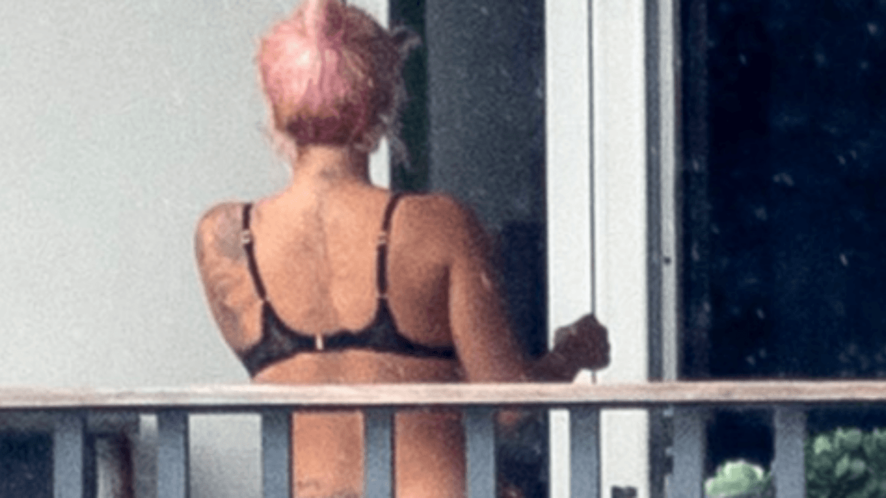 Şarkıcı Lady Gaga evinin terasında fena yakalandı