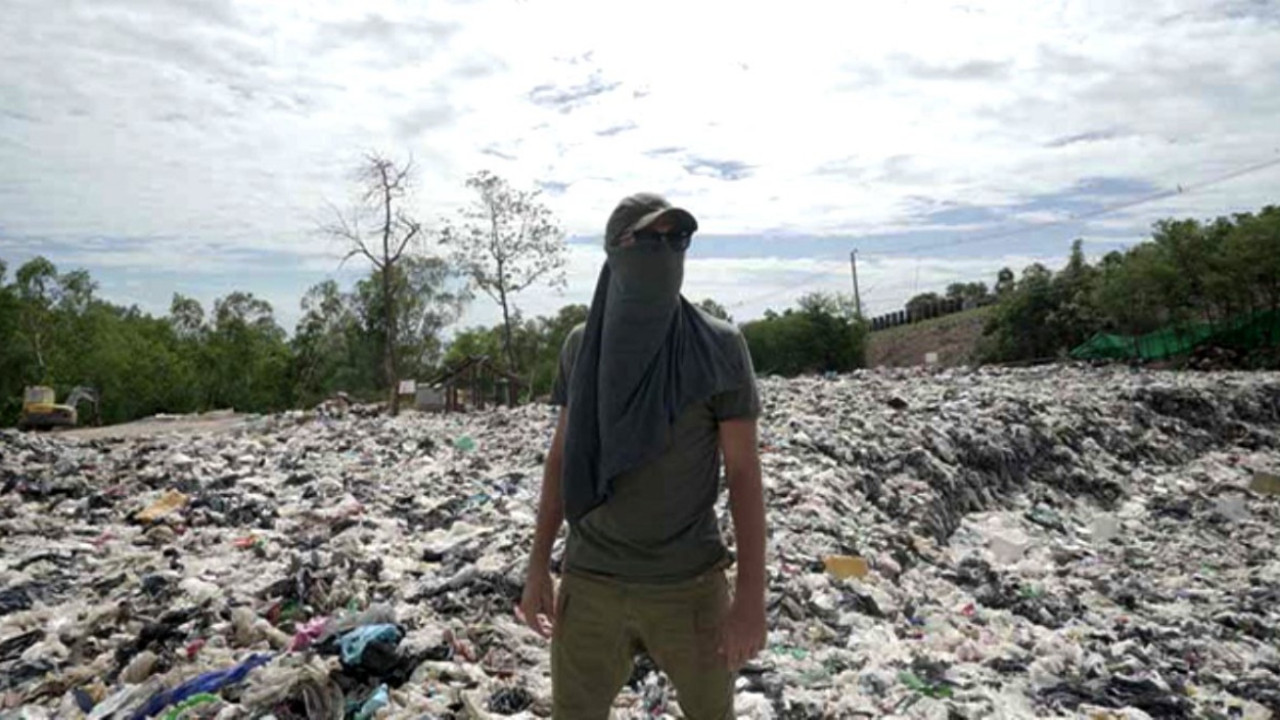 Türk oyuncu Bangkok'ta çöp topladı