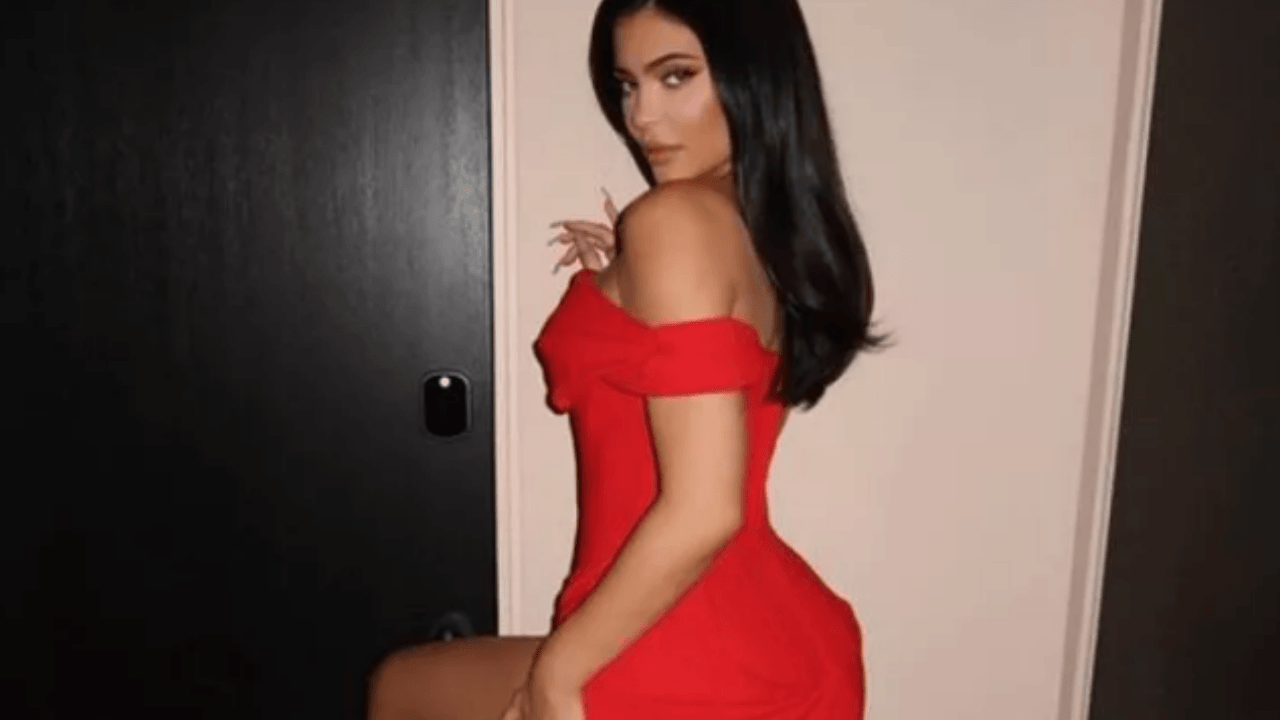 Kylie Jenner'ın kırmızı derin dekolteli elbisesi olay oldu!