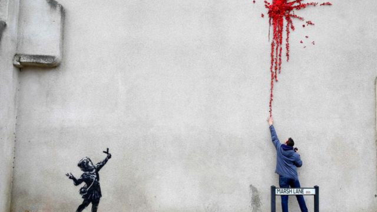 Banksy'nin Sevgililer Günü eserini mahvettiler!