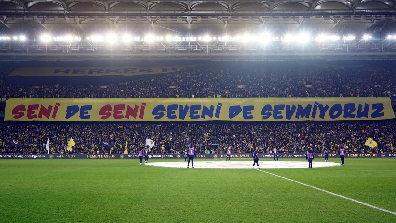 Fenerbahçe tribünlerinde tartışma yaratan pankart!