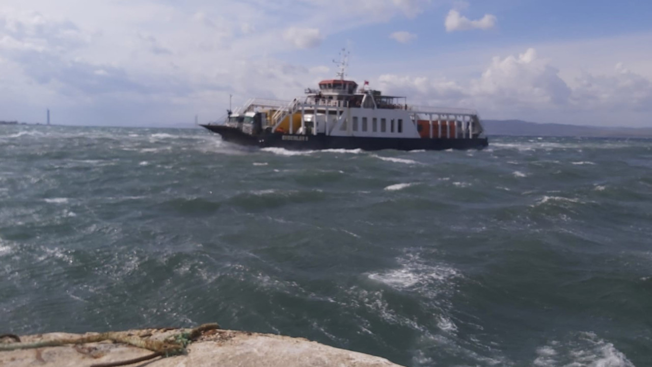 Karaya oturan feribotu kurtarma çalışmaları için fırtınanın etkisini kaybetmesi bekleniyor