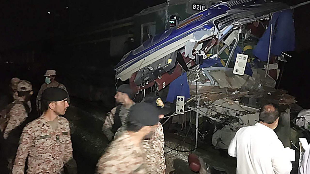 Tren ile otobüs çarpıştı: 20 ölü