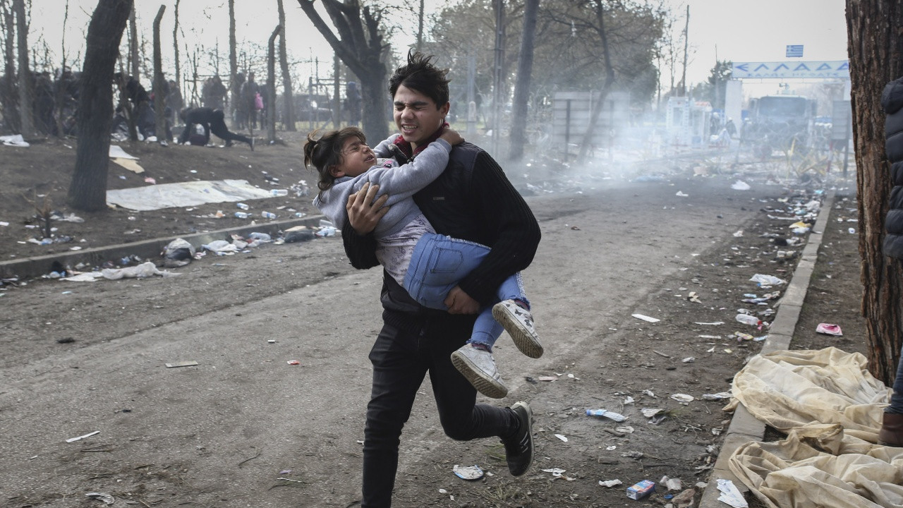 Sınır savaş alanına döndü! Yunan polisi çoluk çocuk dinlemiyor