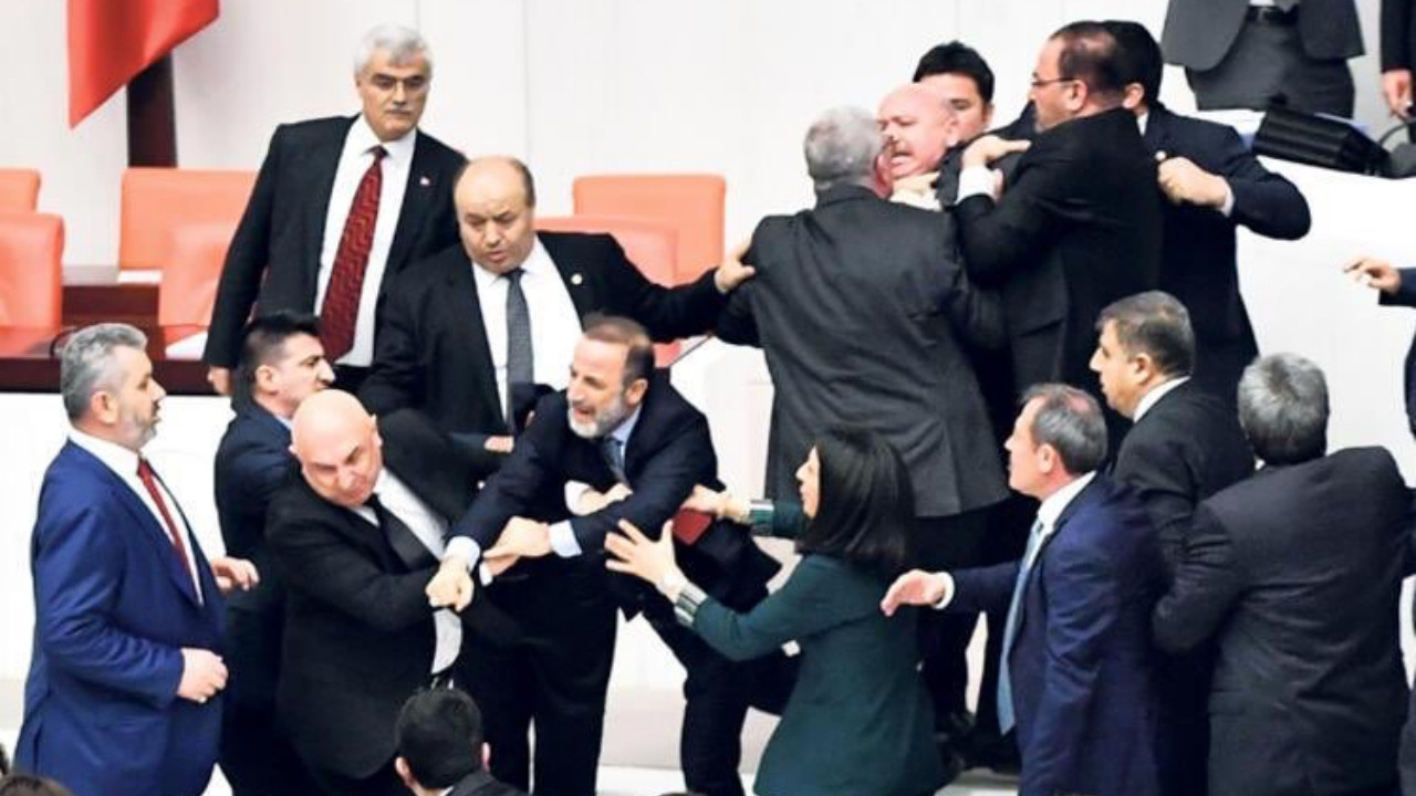 AK Parti'li Vahit Kiler'den CHP'li Engin Özkoç'a yumruk