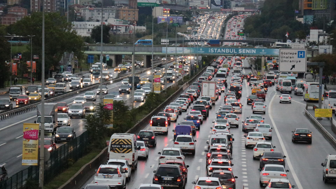 İstanbul'da yağış trafiği felç etti!
