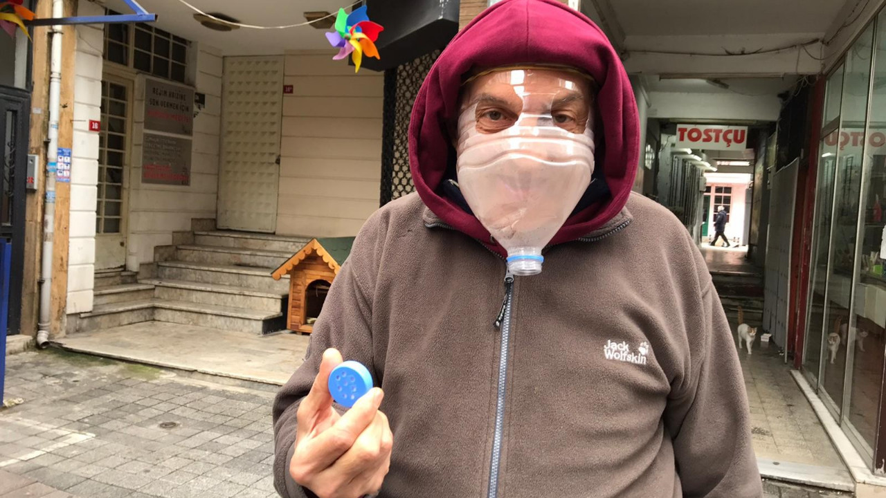 Kadıköy'de koronavirüse karşı pet şişeli maske
