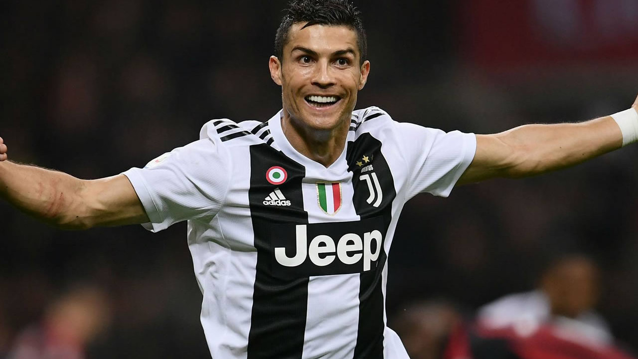 Cristiano Ronaldo dünya futbol tarihinde ilk 'Milyar dolarlık futbolcu' oldu