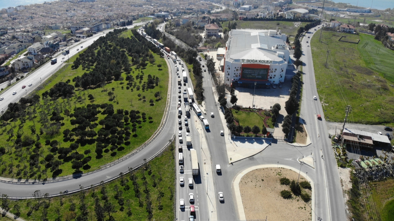 Sokağa çıkma yasağı öncesi İstanbul'da trafik kilitlendi
